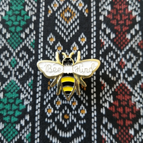 📍2/20$ Bee Kind Enamel Pin NWOT - Picture 1 of 5